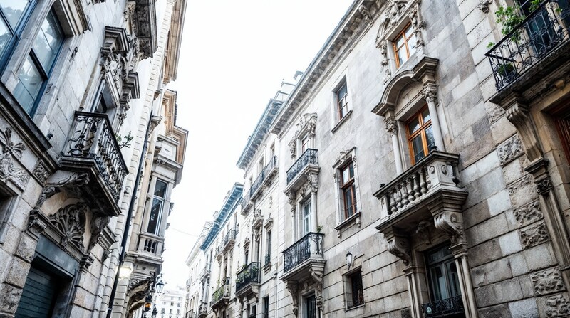 Imagen conceptual de fachadas de granito y balcones en una ciudad gallega