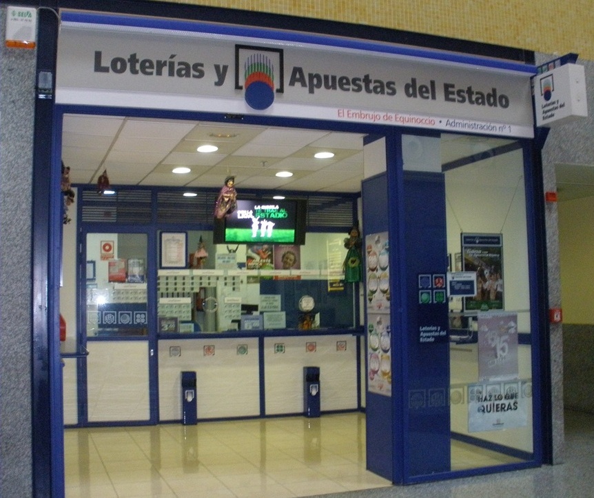 Mostrador de una administración de lotería con su numeración y carteles