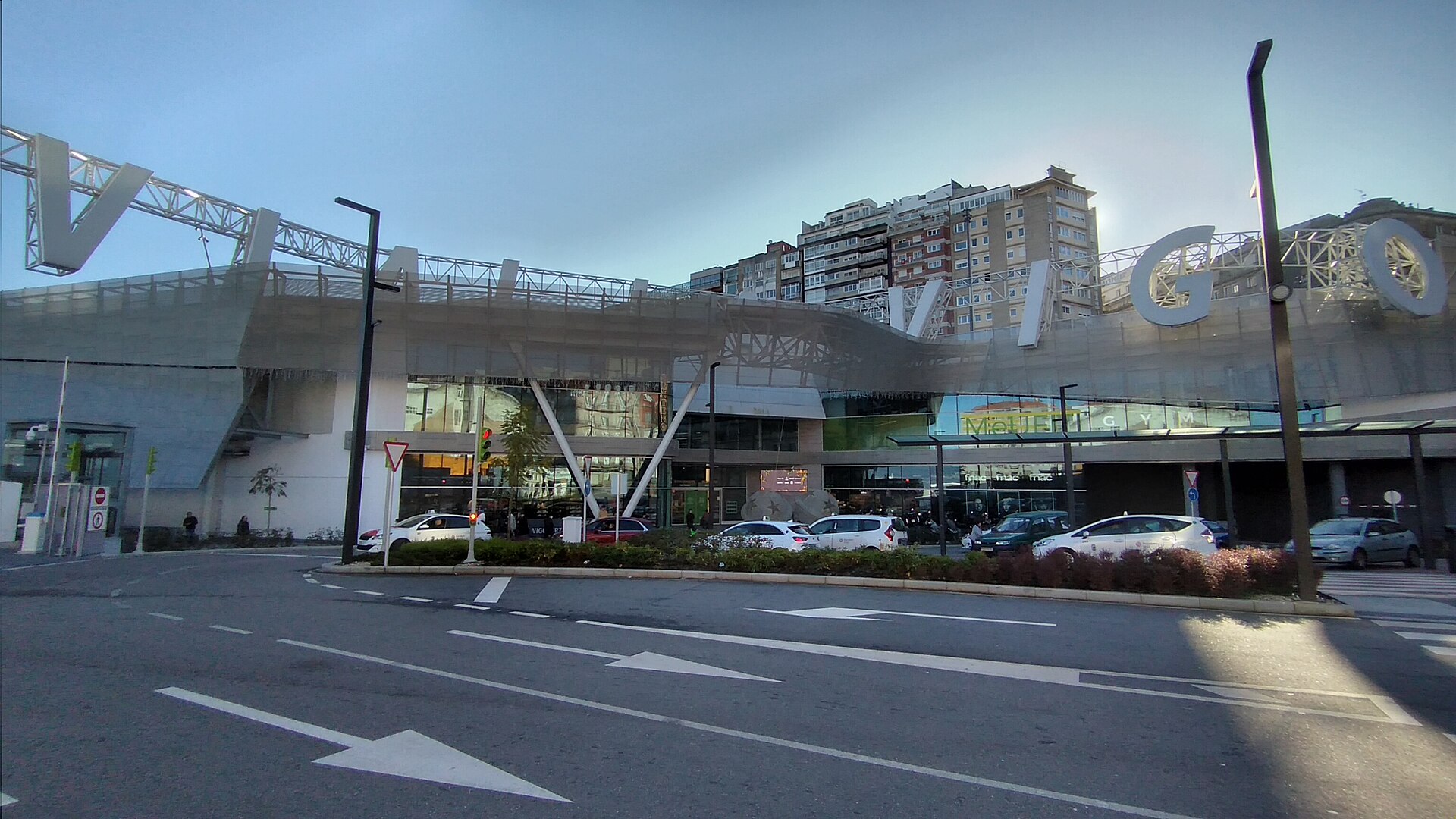 Fachada de la estación de Vigo-Urzáiz y del centro comercial Vialia.