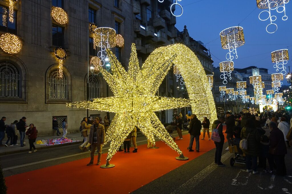 Estrella de luces de Navidad en una calle de Vigo, campaña 2024-2025