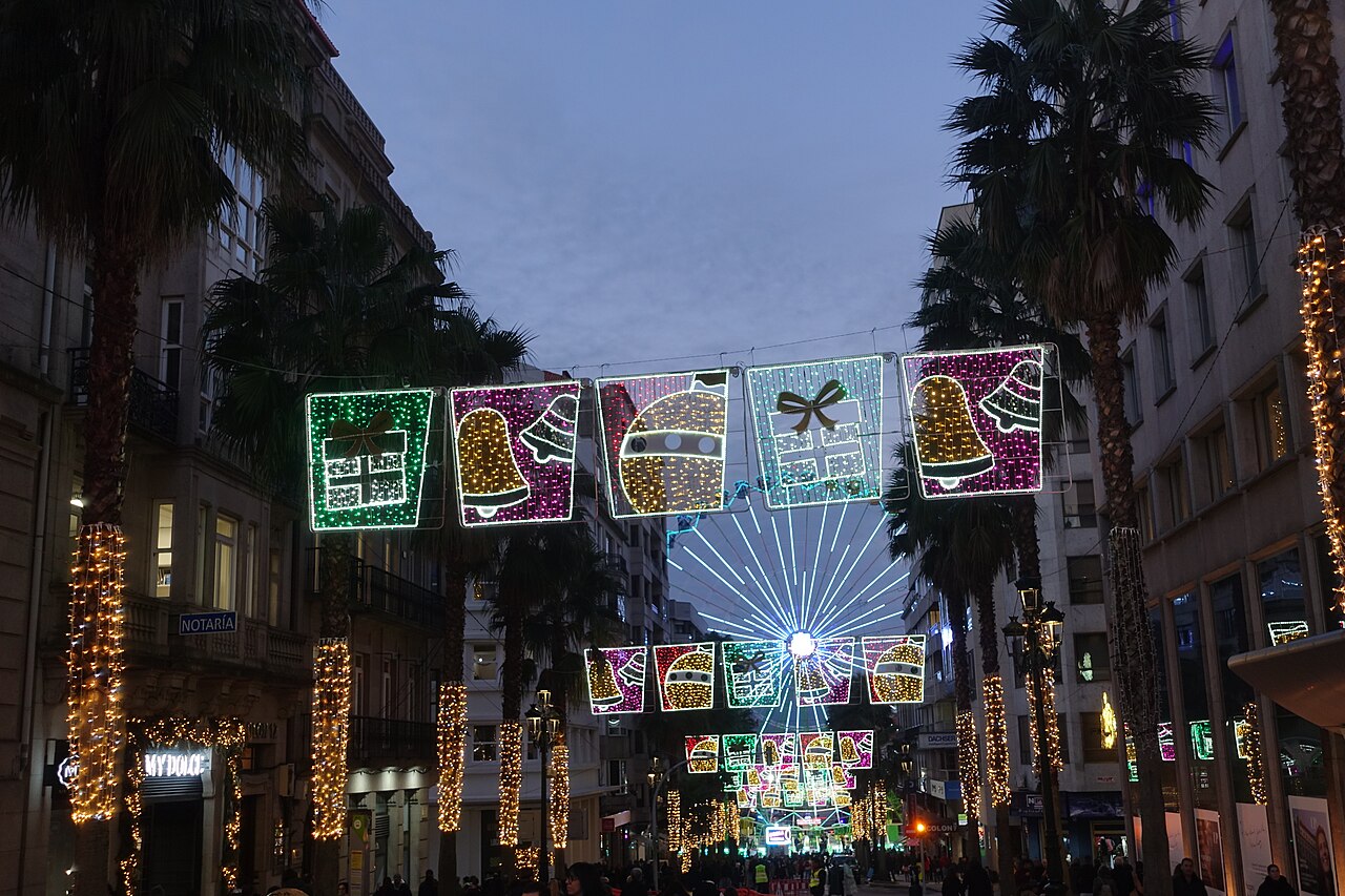 Luces de Navidad sobre una calle comercial de Vigo, campaña 2024-2025