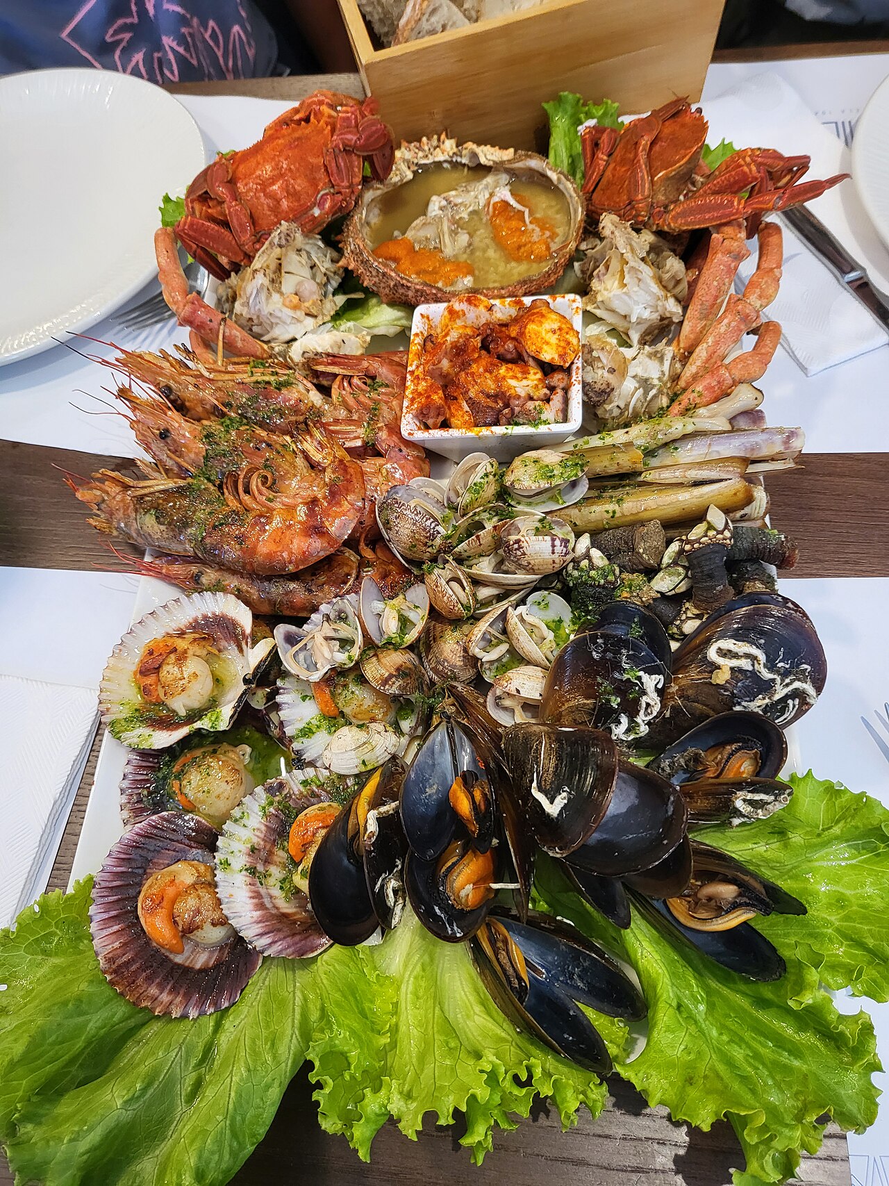 Bandeja de mariscada con nécoras, centollo, langostinos, almejas, zamburiñas y mejillones