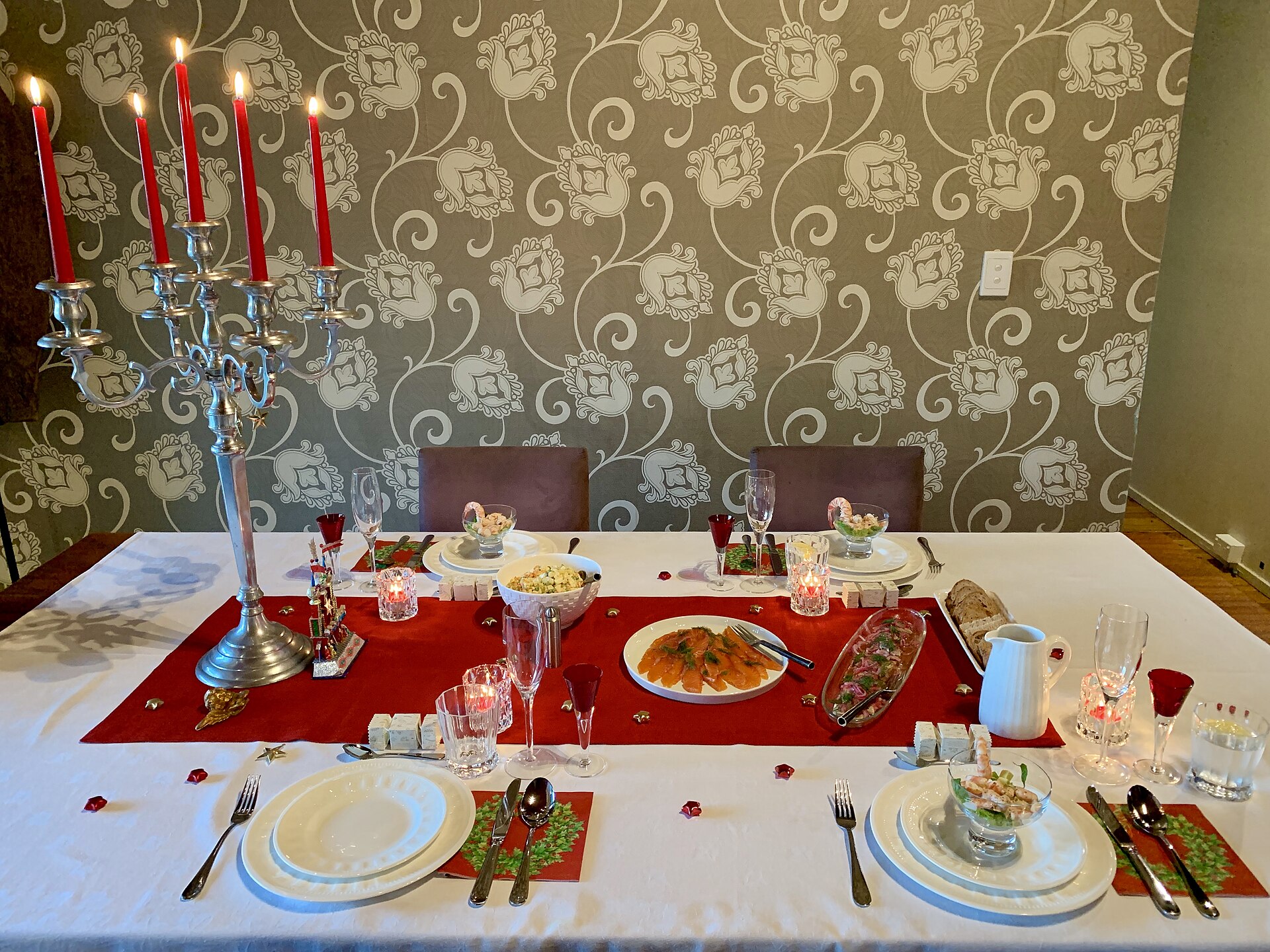 Mesa de cena navideña, imagen de archivo