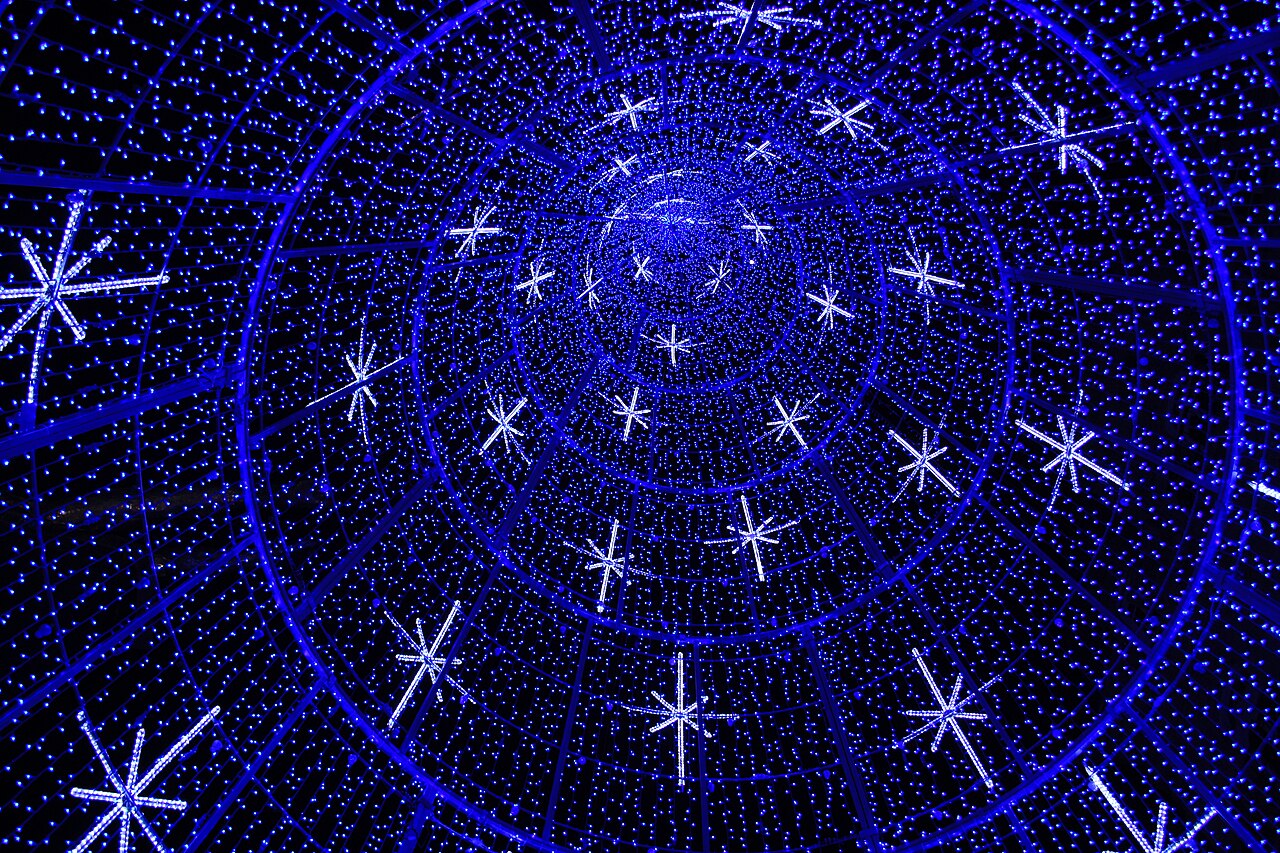 Interior del abeto gigante de luces navideñas de la Porta do Sol de Vigo en diciembre de 2014: estructura azul iluminada con motivos de estrellas