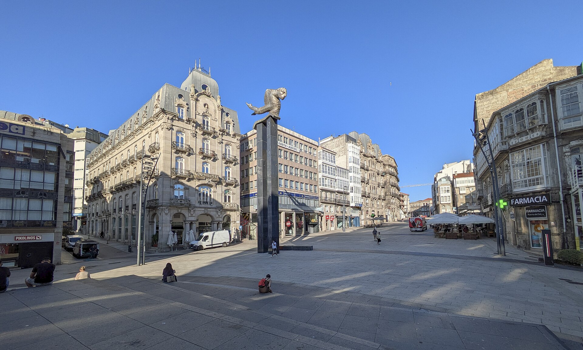 La Porta do Sol de Vigo ya peatonalizada, con la escultura de El Sireno.