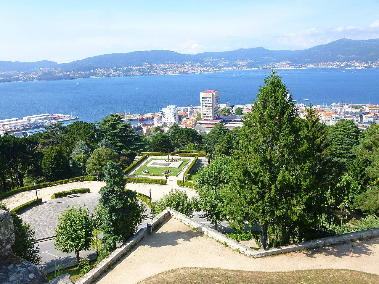Vista de la ciudad de Vigo y su ría desde el parque del monte de O Castro