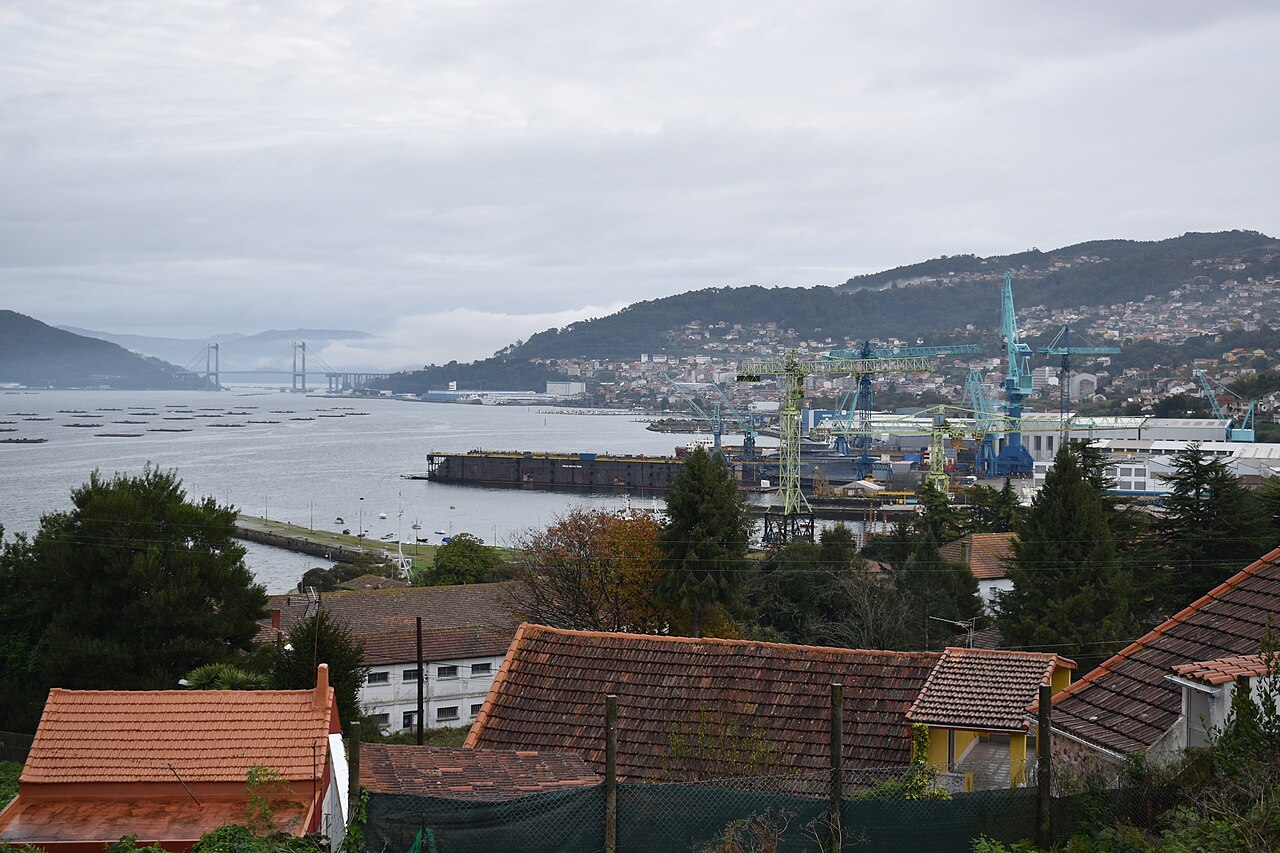 Vista de la ría de Vigo con el puente de Rande al fondo desde el monte de A Guía